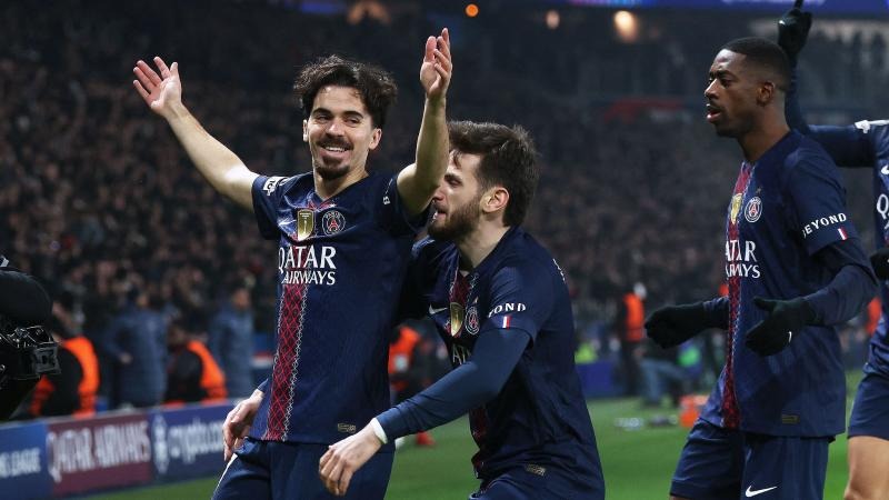 刘璇陪5岁女儿练体操，手持长棍严厉还疲惫，住300平豪宅又大又乱