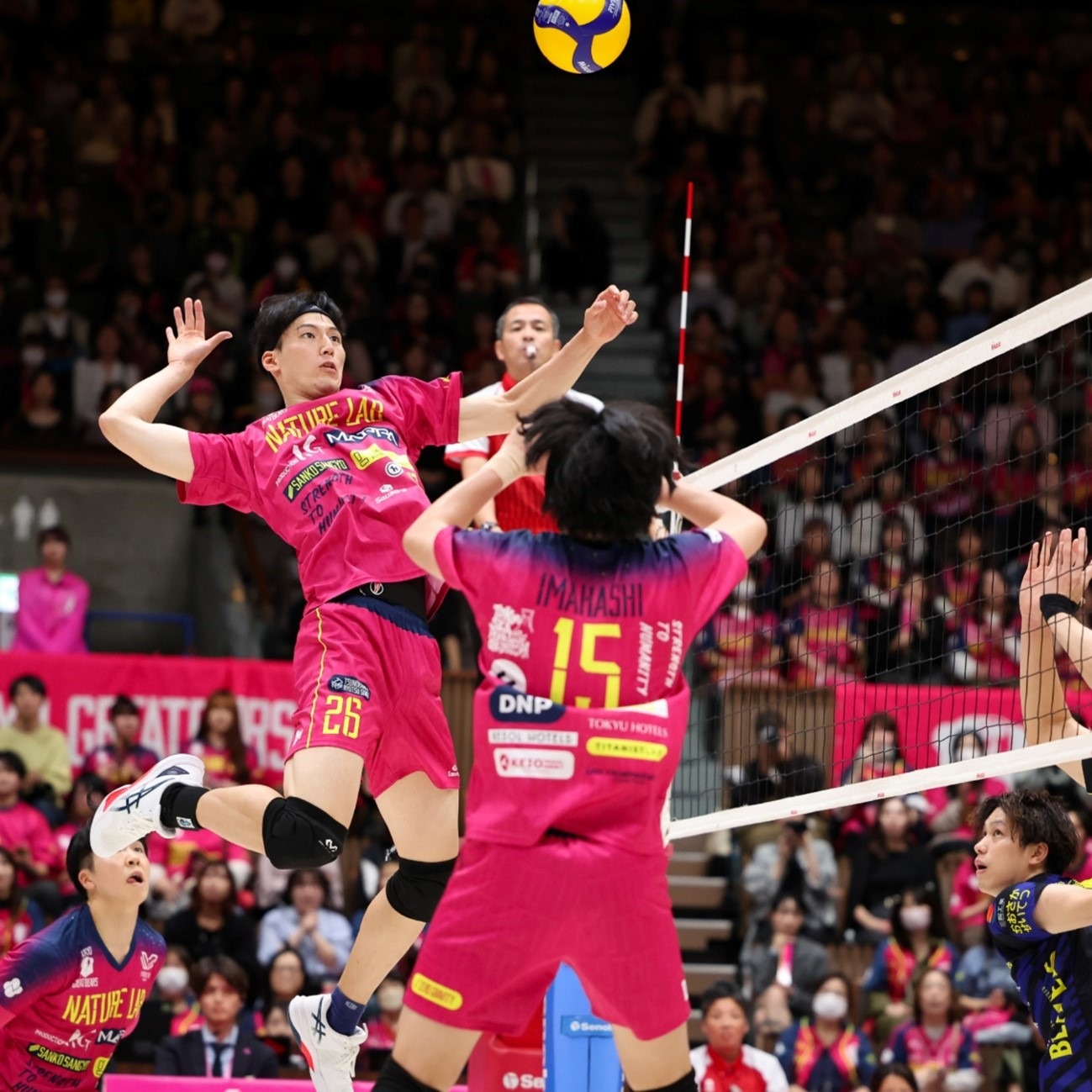 [流言板]好哥俩！梅西和苏亚雷斯之间100次连线，梅西45助&苏牙55助10亮57回复